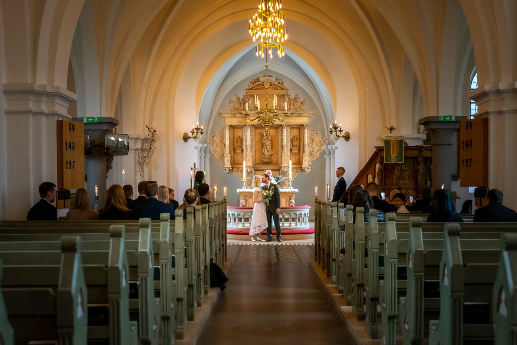 bröllopspar gifter sig. bruden på vänster sida och brudgummen på höger sida